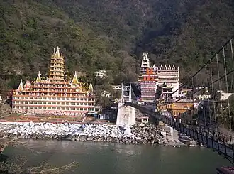 Blik vanaf de Lakshman Jhula brug in Rishikesh