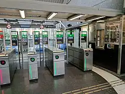 De ov-poortjes met daarachter de roltrappen.