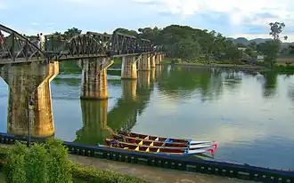 De brug van de Birmaspoorlijn over de rivier, nabij Kanchanaburi.