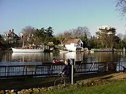 Theems bij Canbury Gardens