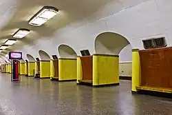 De pylonen met boven de banken de tegelwanden met de tekeningen van Letland