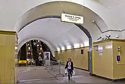 Tussen roltrap en perron