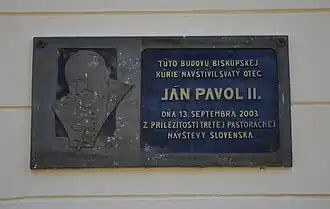 Gedenkplaat. Aandenken aan een pauselijk bezoek.