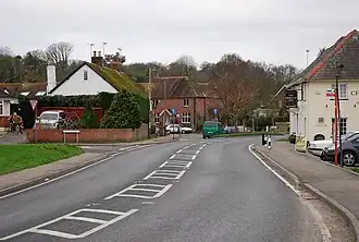 De weg door Charlton Marshall.