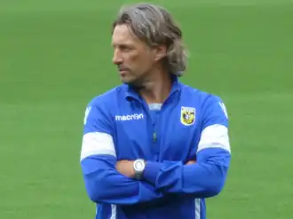 Rob Maas als trainer van Vitesse.