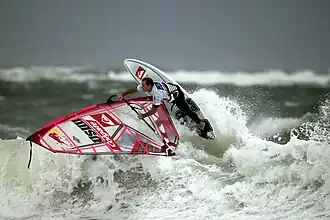 Windsurfer Robby Naish tijdens de wereldkampioenschappen in Sylt, Duitsland