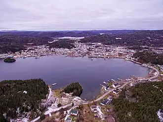 Luchtfoto van Robert's Arm genomen vanuit het oosten (2017). In de voorgrond ligt de gelijknamige zee-inham en in de achtergrond ligt Crescent Lake