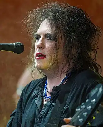 Robert Smith met The Cure tijdens het Roskilde Festival van 2012.