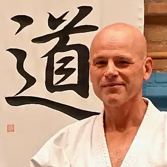 Robert Vernooy in de dojo (Het karakter links is 'do', dat 'weg' betekent)