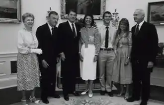Duemling met zijn familie bij Ronald Reagan voor zijn vertrek naar Suriname, 1982