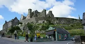 Rock of Cashel, gezien vanuit Cashel. Helemaal rechts de O'Scully-tombe
