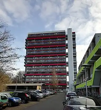 De rode hoogbouwflat gezien vanaf de Gisbert Bromlaan