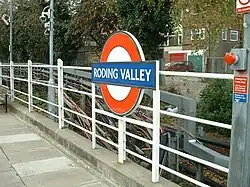 Stationsnaam in het bekende logo van de Londense metro