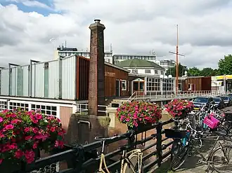 voorkant van het gebouw, gezien vanaf de Boerenweteringbrug