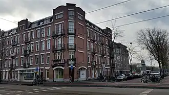 De zuidelijke gevelwand met achteraan gebouw uit 1987; links de Admiraal de Ruijterweg (december 2018)