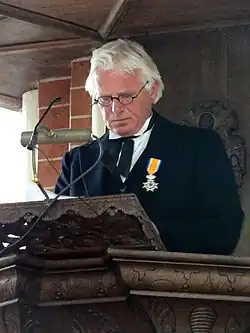 De acteur Jur Roelofs vertolkt de rol van Abraham Rutgers van der Loeff op de kansel van de kerk van Noordbroek