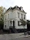 Villa in eclectische stijl met bijbehorend hekwerk