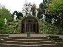 altaar in crypte onder calvarieberg in processiepark in Roermond