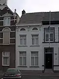Huis met gepleisterde voorgevel