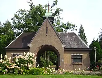 Begraafplaats met poortgebouw
