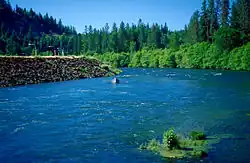 Een McKenzie River dory (roeiboot) op de rivier stroomafwaarts van het Lost Creekmeer