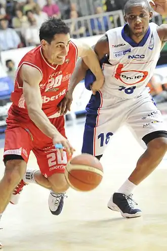 Rok Stipčević (links) en Tabu (rechts) in duel