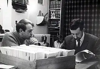 Roland Desnerck toont zijn verzameling Oostendse woorden (jaren zestig).