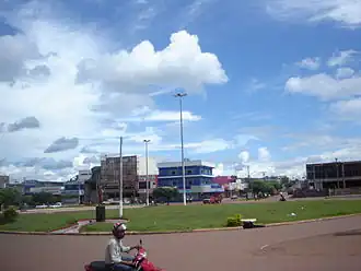 Rotonde van de kruising Av. 25 de Agosto en Av. Norte Sul in het centrum van Rolim de Moura