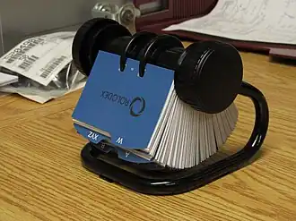 Een Rolodex op een bureau