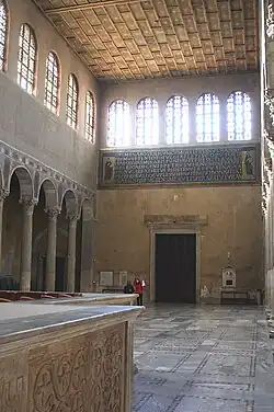 Middenschip gezien in de richting van de voorgevel. Links een deel van de schola cantorum.