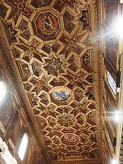 De zoldering van het middenschip