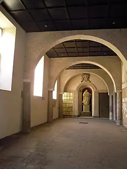 Atrium. In de nis: het beeld van de heilige Rosa.