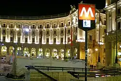 De toegang aan de westkant van het plein