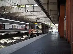 De sporen en perrons.