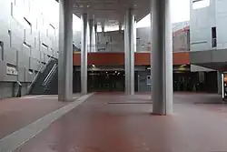 De toegangspoortjes aan de zuidkant van de kuil.