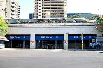 De ingang aan het stationsplein