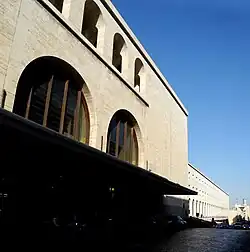 De zuidelijke zijvleugel met de arcades