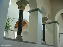 Romaanse bogen in de Sint-Ursmaruskerk.