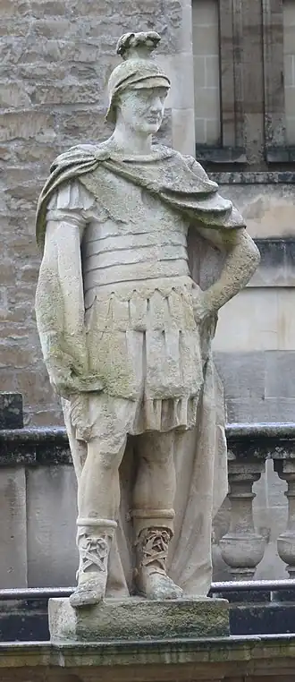 Standbeeld van Publius Ostorius Scapula op het terras van de Roman Baths (Bath). Langsheen het terras staan beelden van Romeinse gouverneurs, keizers en militaire leiders. De beelden dateren van 1894.