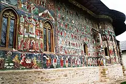 De muurschilderingen op de kerkmuur