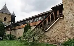 De stevige muur van het klooster