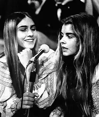 Taryn Power (rechts) en haar zus Romina in 1972.