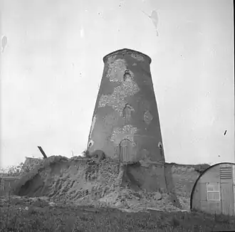 Romp van de molen met de afgegraven molenberg rond 1949
