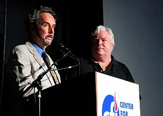 Frank Conniff (rechts) met komiek Ron Lynch (2012)