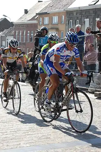 Stijn Devolder, winnaar van de Ronde van Vlaanderen 2008 & 2009, met in zijn zog Manuel Quinziato (Liquigas) en Preben Van Hecke (Topsport Vlaanderen) op de Vesten in Geraardsbergen.