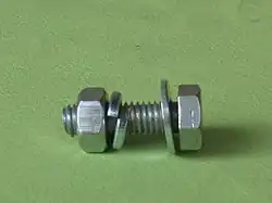 Veerring (rechts van de moer)