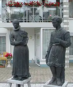 Replica's van de beelden op de poort