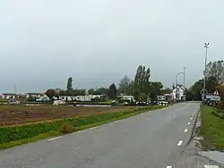 Camping, jachthaven en grasdakwoningen naast de brug