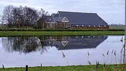 Boerderij aan de Tilweg 21 gezien over de ijsbaan