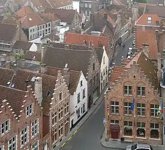 Zicht op de Korte Vuldersstraat vanuit de Sint-Salvatorskerk.